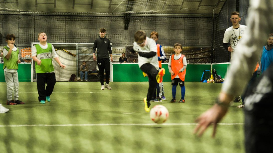 Bei All Inclusion Sports trainieren Kinder und Jugendliche mit und ohne Beeinträchtigung gemeinsam – ohne Leistungsdruck, aber mit viel Teamgeist. © Tobias Gemein